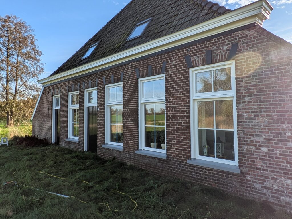 Boerderij met gereinigde kozijnen en ramen
