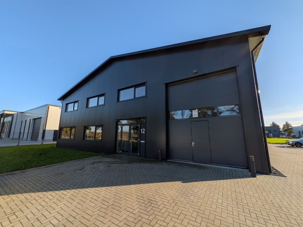 Zwart bedrijfspand met overheaddeur