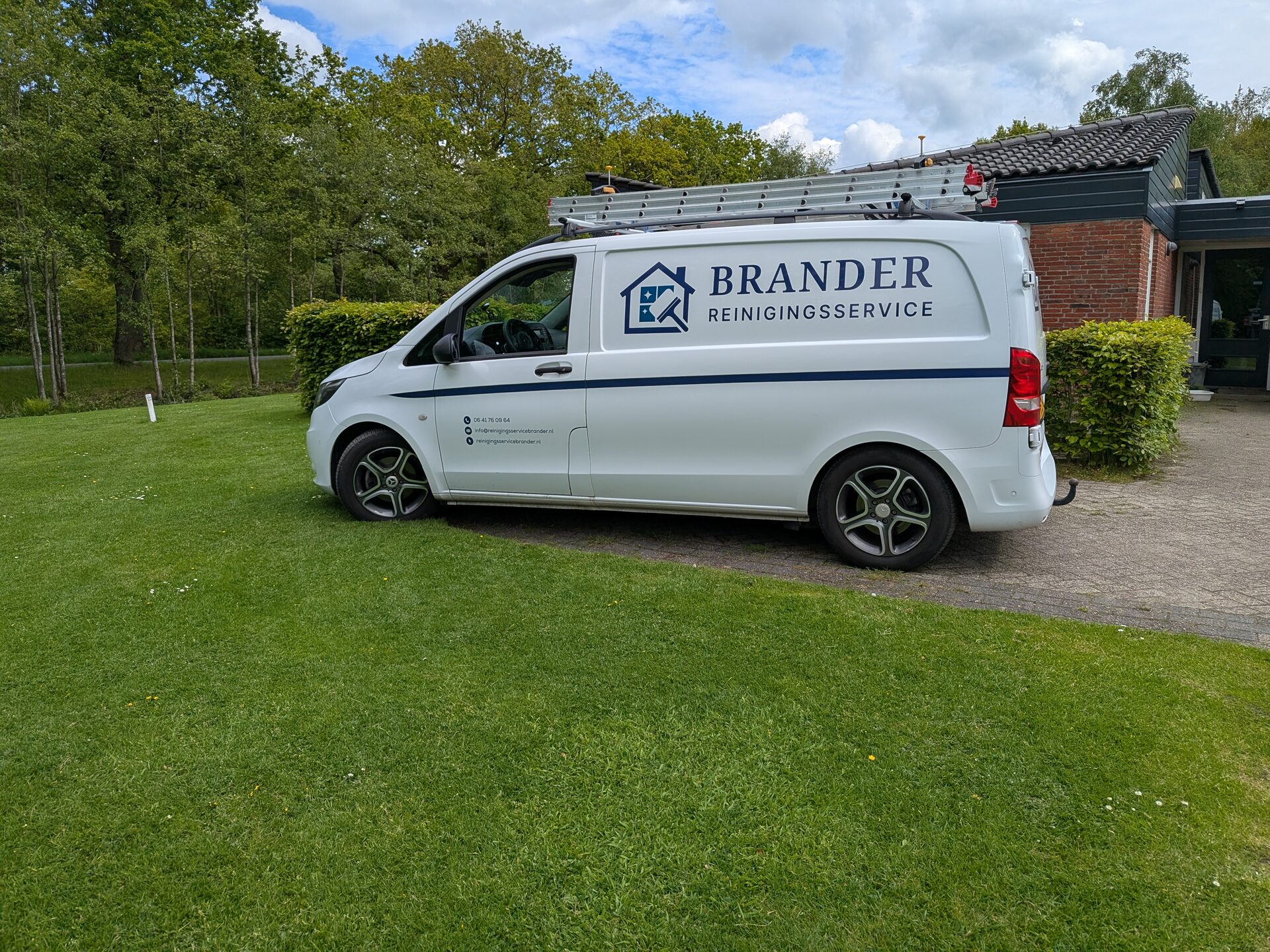 Bedrijfsbus van Reinigingsservice Brander