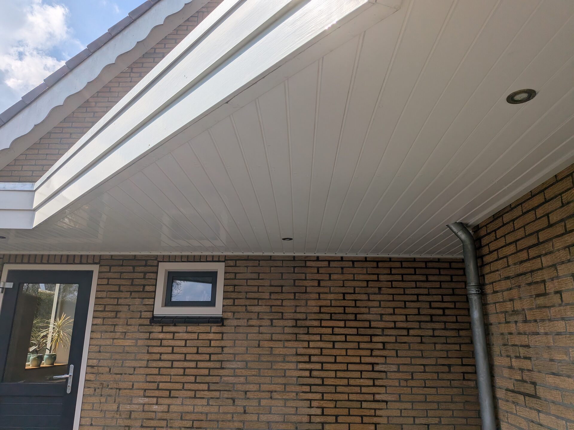 Schoongemaakte dakoverstek en boeidelen van een woning