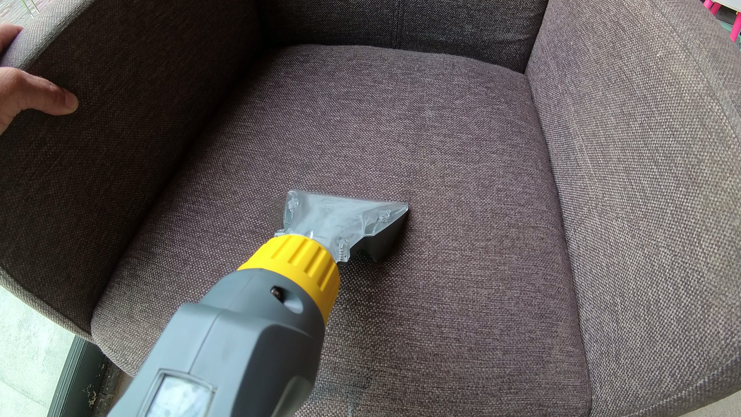 Zitting van een eetkamerstoel reinigen met sproei-extractie