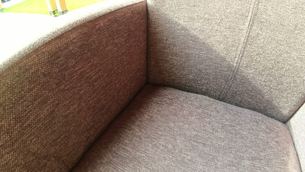 Close-up van schone meubelstof na dieptereiniging