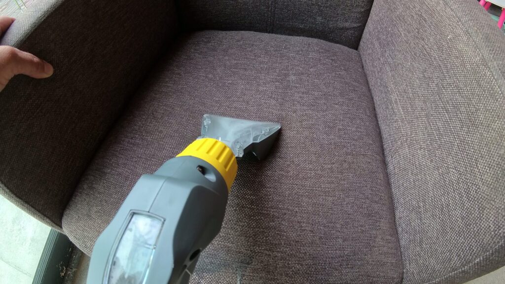 Sproei-extractie op meubelstof, close-up