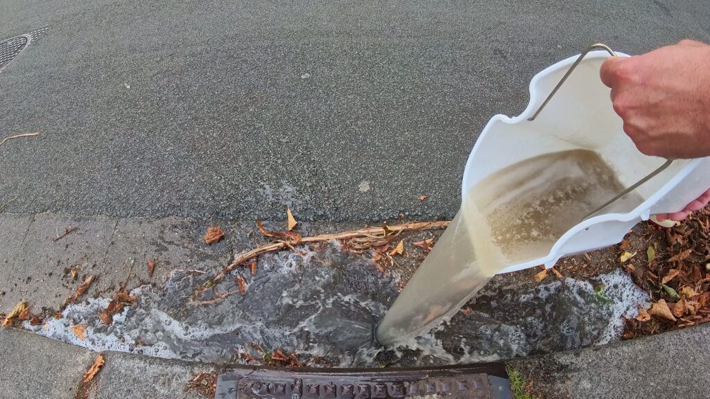 Vervuild water uit meubel na reiniging