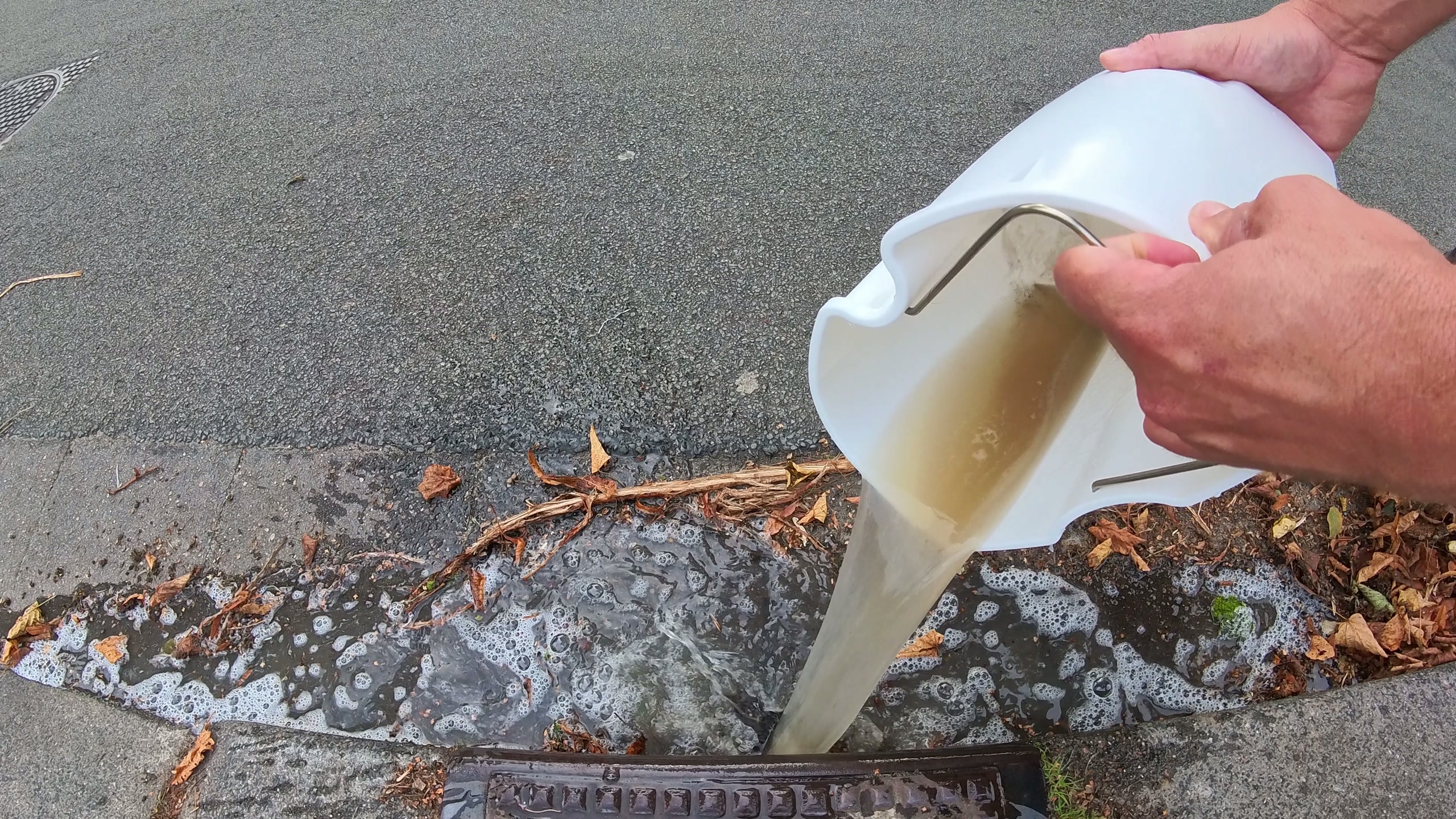 Vuil spoelwater na meubelreiniging van een eetkamerstoel