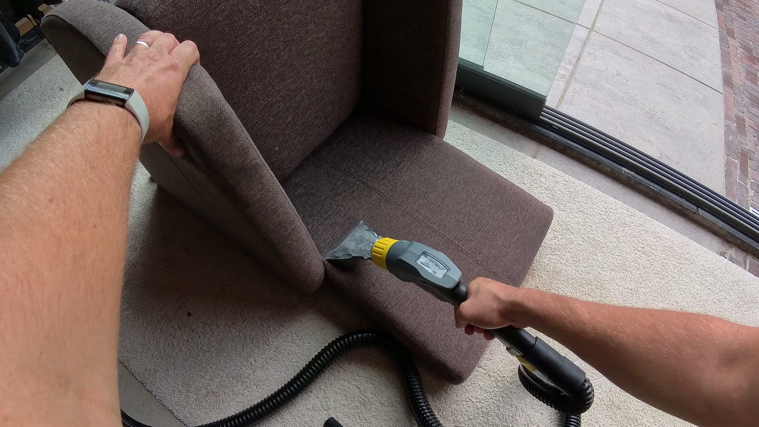 Zitkussen reinigen met sproei-extractie